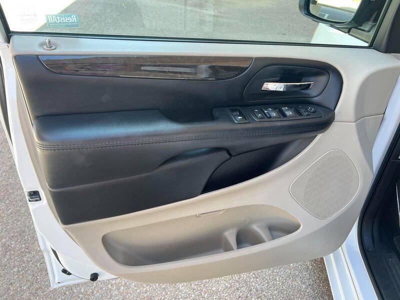Used 2020 Dodge Grand Caravan SE w/ UConnect Hands-Free Group FWD image 16