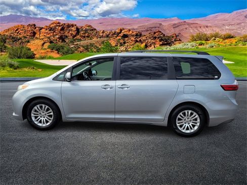 Used 2015 Toyota Sienna XLE image 7