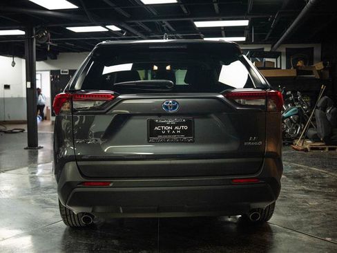 Used 2019 Toyota RAV4 LE w/ Carpet Mat Package AWD/4WD image 6