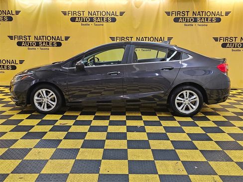 Used 2017 Chevrolet Cruze LT image 6