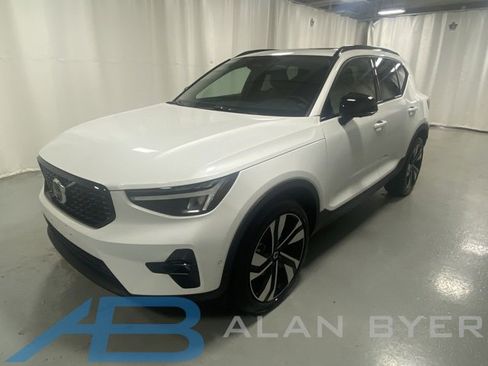 Certified 2025 Volvo XC40 B5 Plus image 1