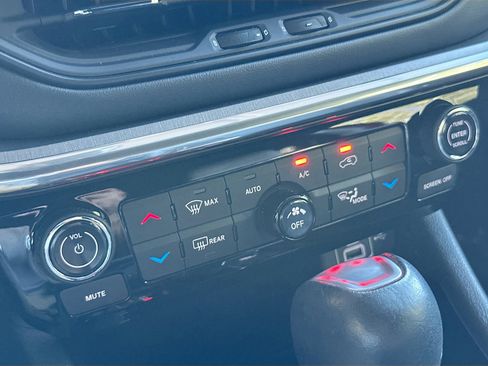 Used 2023 Jeep Compass Limited image 15