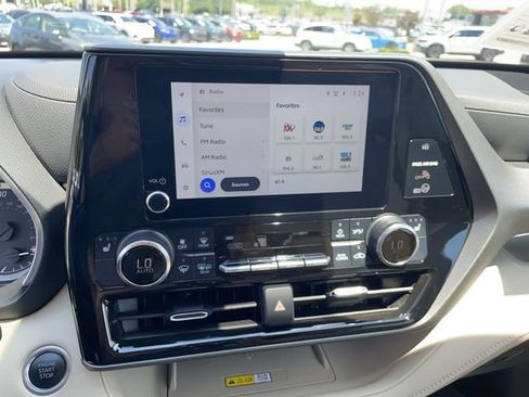 Used 2024 Toyota Highlander XLE AWD/4WD image 16