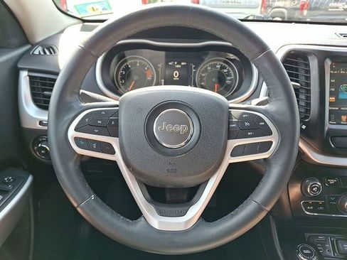 Used 2018 Jeep Cherokee Latitude Plus AWD/4WD image 11