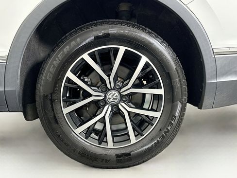 Used 2021 Volkswagen Tiguan SE image 11
