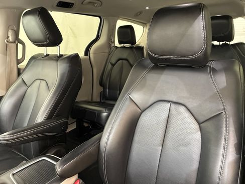 Used 2024 Chrysler Pacifica Touring-L FWD image 14