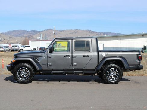 Used 2024 Jeep Gladiator Sport image 2