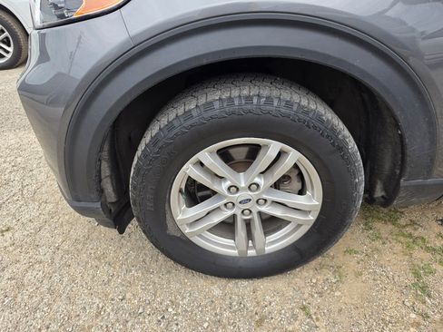 Used 2023 Ford Explorer XLT AWD/4WD image 3