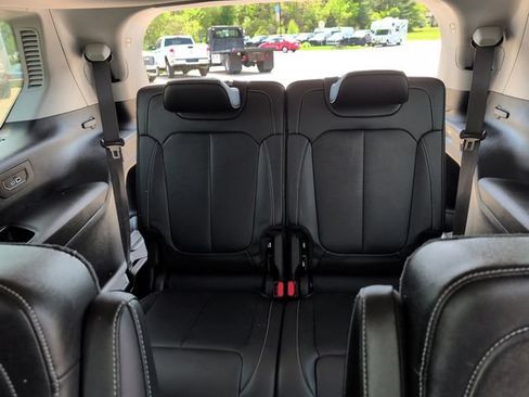 Used 2023 Jeep Grand Cherokee L Limited w/ Luxury Tech Group II AWD/4WD image 35