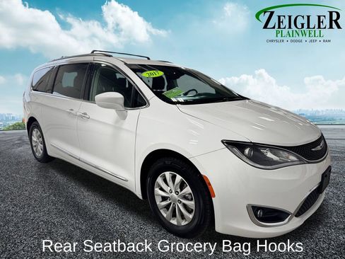 Used 2017 Chrysler Pacifica Touring-L FWD image 7