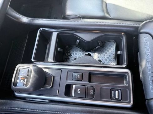 Used 2023 Nissan Pathfinder SL FWD image 13