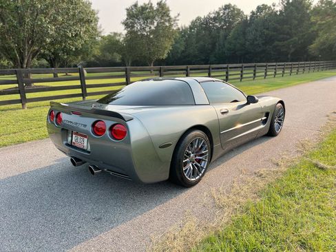 Used 2004 Chevrolet Corvette Coupe w/ Roof Package RWD image 3