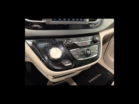 Used 2018 Chrysler Pacifica Touring-L FWD image 23