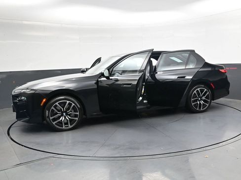 Used 2024 BMW 760i xDrive image 39