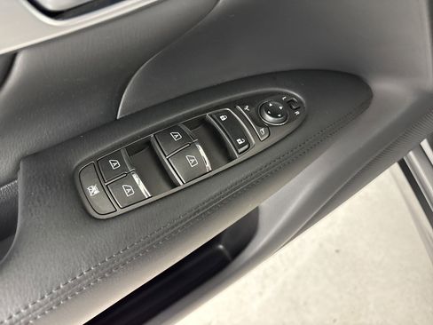 Used 2019 INFINITI Q70 Luxe image 13