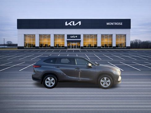 Used 2023 Toyota Highlander LE AWD/4WD image 4