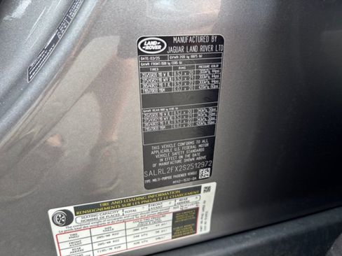 Used 2025 Land Rover Discovery Dynamic SE AWD/4WD image 23