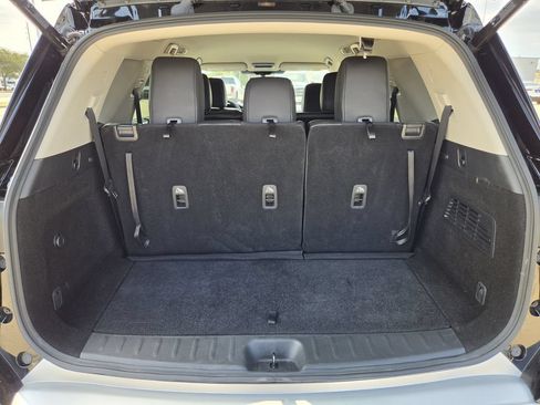 Used 2025 Nissan Pathfinder SL FWD image 29