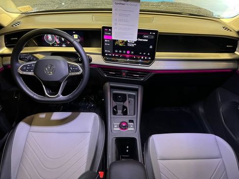 Certified 2025 Volkswagen Tiguan SE FWD image 19