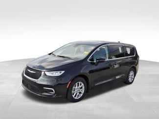 Used 2023 Chrysler Pacifica Touring-L video 2