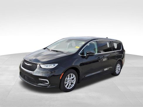 Used 2023 Chrysler Pacifica Touring-L image 2