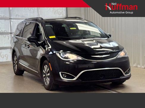 Used 2020 Chrysler Pacifica Touring-L FWD image 1
