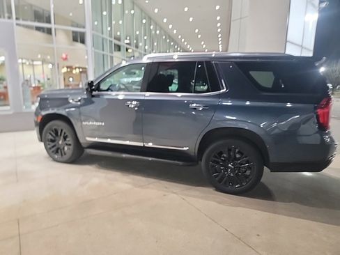 Used 2021 GMC Yukon SLT w/ SLT Premium Package image 2