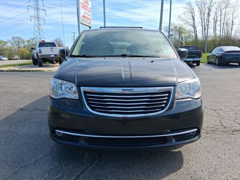 Used 2011 Chrysler Town & Country Touring FWD image 2