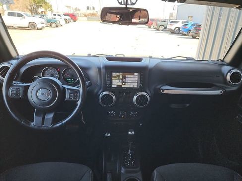 Used 2017 Jeep Wrangler Sahara w/ Connectivity Group AWD/4WD image 18
