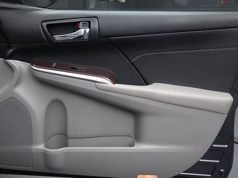 Used 2013 Toyota Camry XLE w/ Leather Pkg FWD image 24