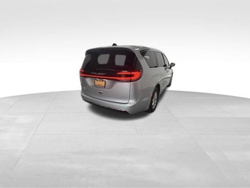 Certified 2024 Chrysler Pacifica Touring-L FWD image 8