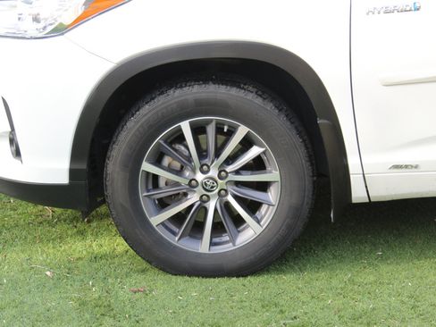 Used 2017 Toyota Highlander XLE image 28