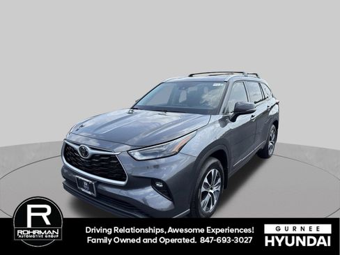 Used 2022 Toyota Highlander XLE AWD/4WD image 5