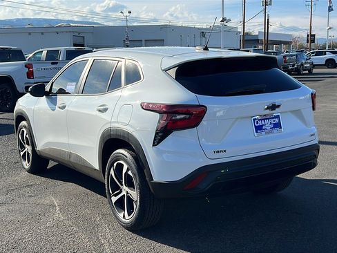 Used 2024 Chevrolet Trax RS image 7