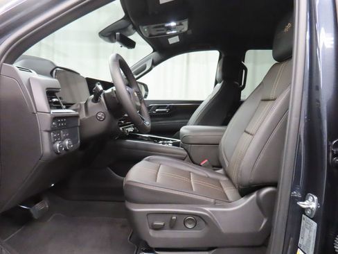 Used 2025 Chevrolet Tahoe High Country AWD/4WD image 15