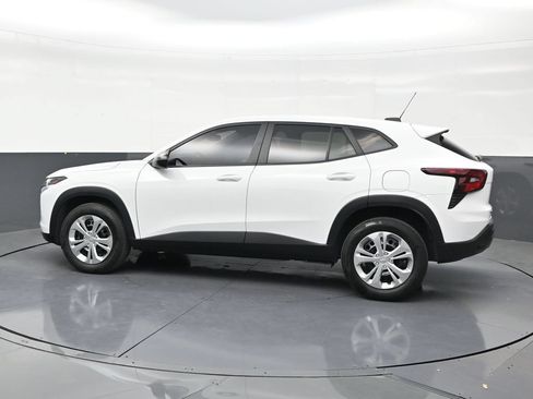 Used 2024 Chevrolet Trax LS FWD image 2