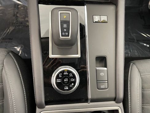 New 2025 Mitsubishi Outlander SE image 13