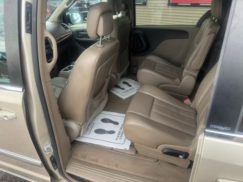 Used 2014 Chrysler Town & Country Touring image 10