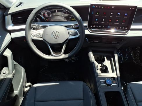 New 2026 Volkswagen Tiguan SE FWD image 17