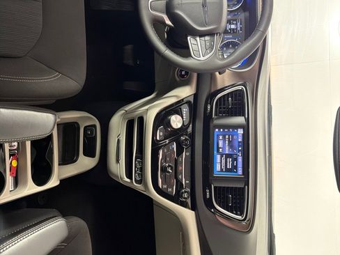 Used 2024 Chrysler Voyager LX image 27