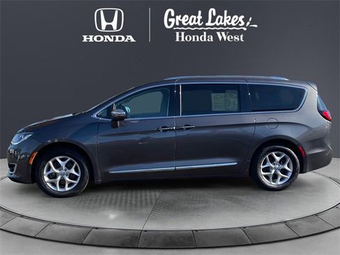 Used 2019 Chrysler Pacifica Limited image 2