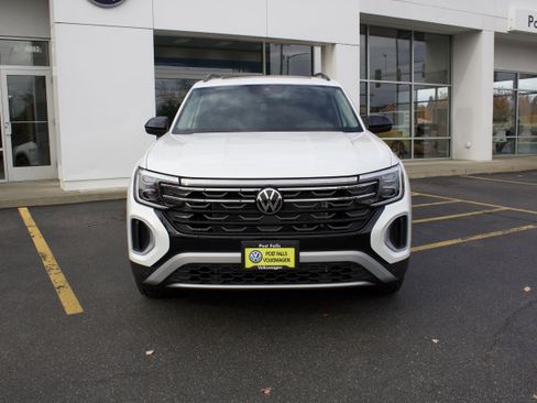 New 2026 Volkswagen Atlas Peak Edition image 2