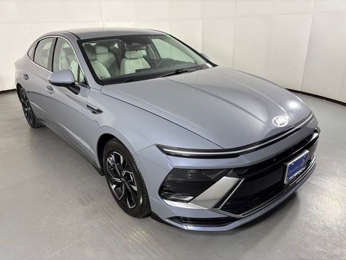 Used 2025 Hyundai Sonata SEL FWD image 2