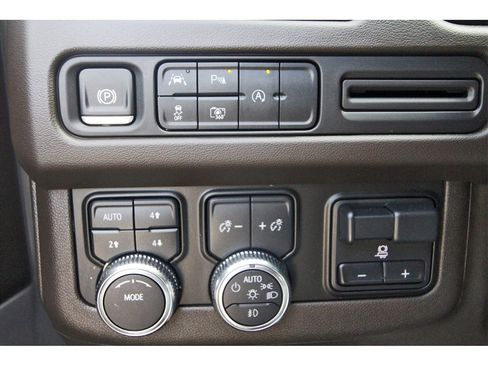 Used 2024 GMC Yukon SLT w/ SLT Premium Package image 22