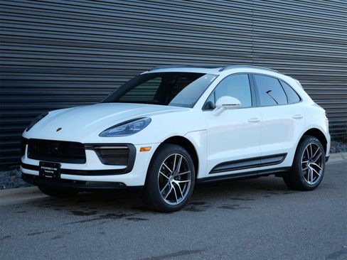 Used 2025 Porsche Macan image 1