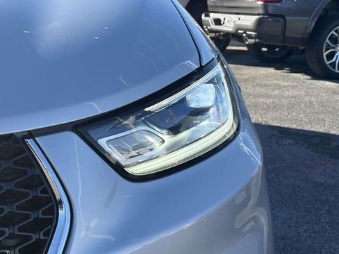 Used 2024 Chrysler Pacifica Touring-L image 9