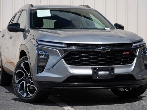 Used 2025 Chevrolet Trax RS FWD image 2
