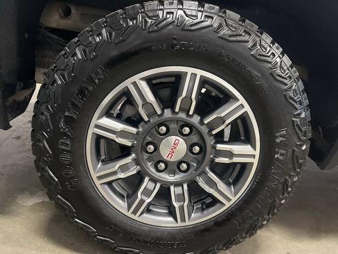 Used 2024 GMC Sierra 1500 AT4 w/ Technology Package AWD/4WD image 7
