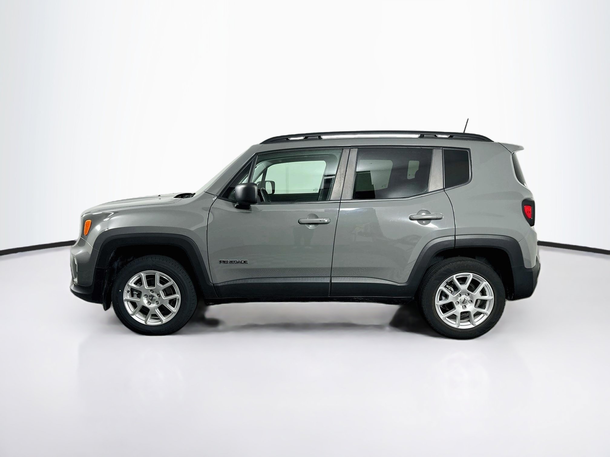 Used 2022 Jeep Renegade Latitude w/ Convenience Group AWD/4WD image 4