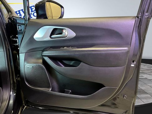 Used 2019 Chrysler Pacifica Limited w/ Advanced Safetytec Group FWD image 29